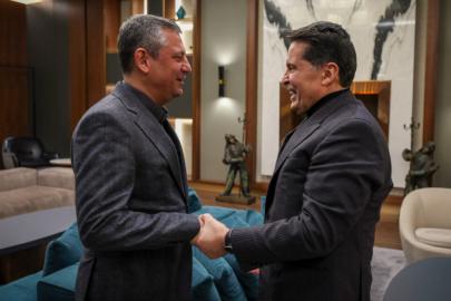 Özgür Özel, tahliye edilen Ahmet Özer ile buluştu